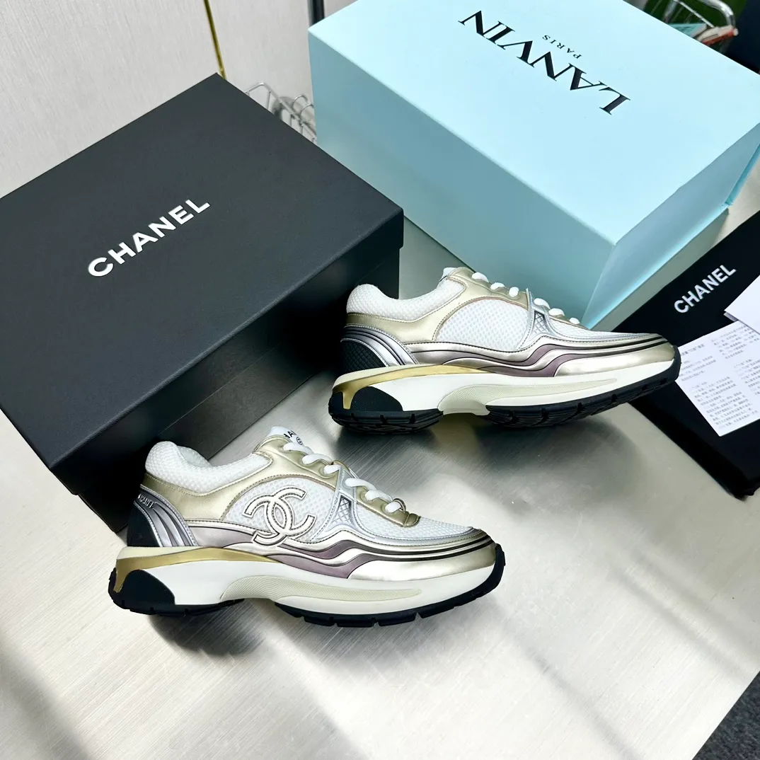 👟👟Ex-factory price 640 👟👟 Women's Shoes Women's Clothing Chanel Chanel 23C Early Spring Resort Series Xiaoxiang Metal Casual Sports Shoes Gold Silver Horn King The latest foreign catwalk series Chanel Chanel 2023 Early Spring Series is held in the second smallest country in the world. The series is inspired by Monaco's international seaside lifestyle, from the F1 racing track to beach swimming pools, from casinos to tennis courts, to create a diverse and unique new series of racing driver's helmets, jumpsuits and other elements that have been reinterpreted to be more fashionable. Exquisite packaging at the delivery counter 🛍📦 ▪️Fabric: Original imported metal cowhide + technical fabric ▪️Inner lining: Original custom-made breathable mesh ▪️Sole: Original molded ultra-light foam combination outsole ▪️Sole thickness: 3.5CM ▪️Size: Women’s 35-41